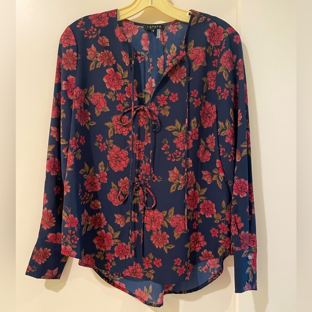 NWOT 1.STATE Gallant Garden Tie Front Top in Blue Night, Small